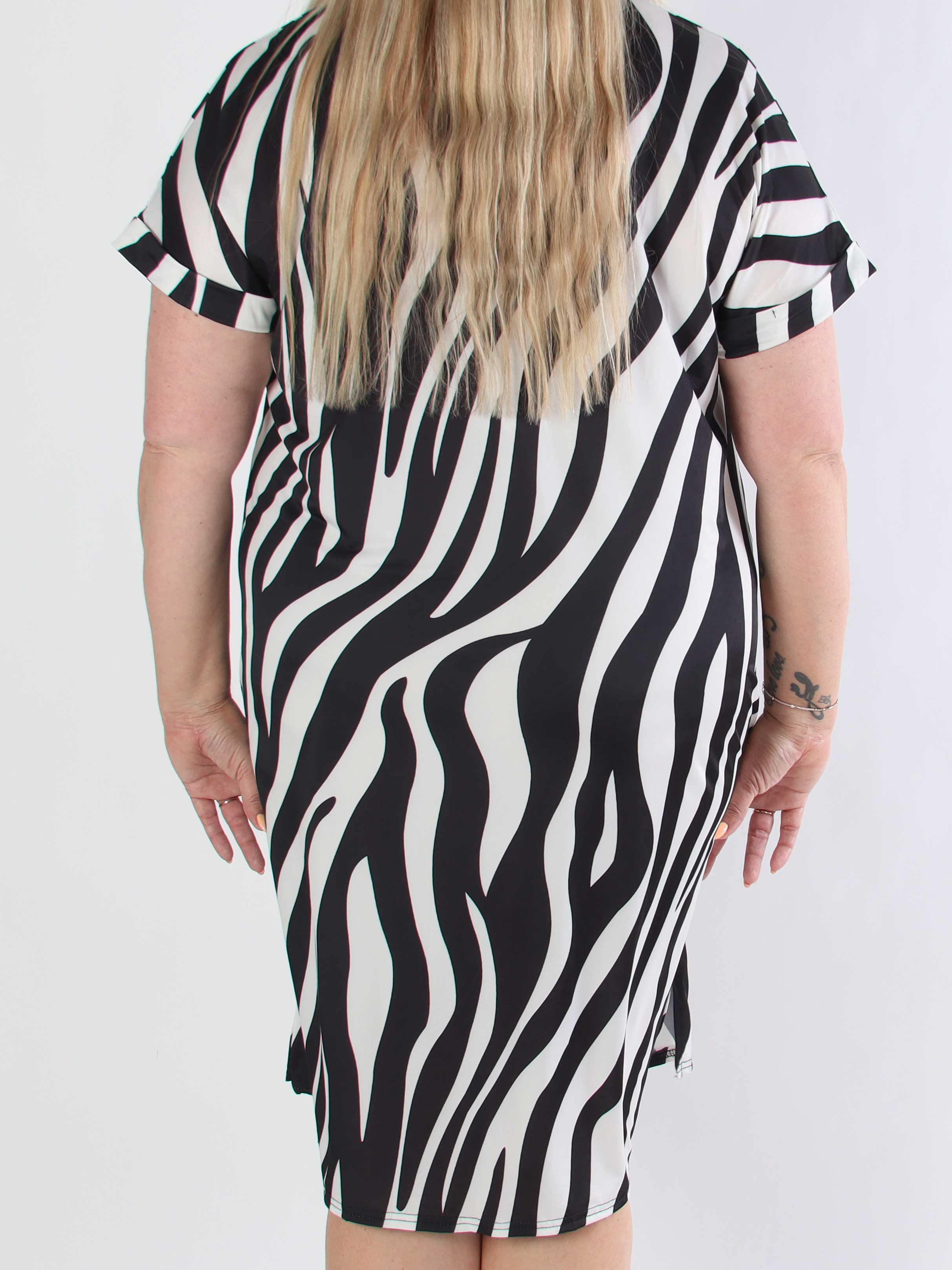 Evie Zebra - Plus size tunikaklänning i elastiskt tyg med zebramönster.